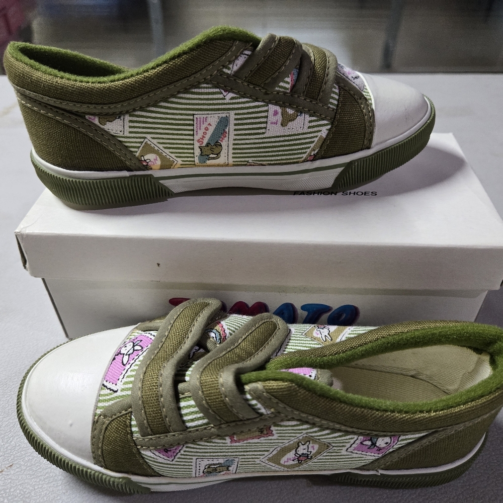 TOMATO Girl Sneakers  color gren different sizes
